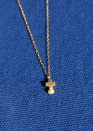 14k gold-plated sterling silver mini cross necklace with a freshwater pearl handmade in Greece. Greek jewelry